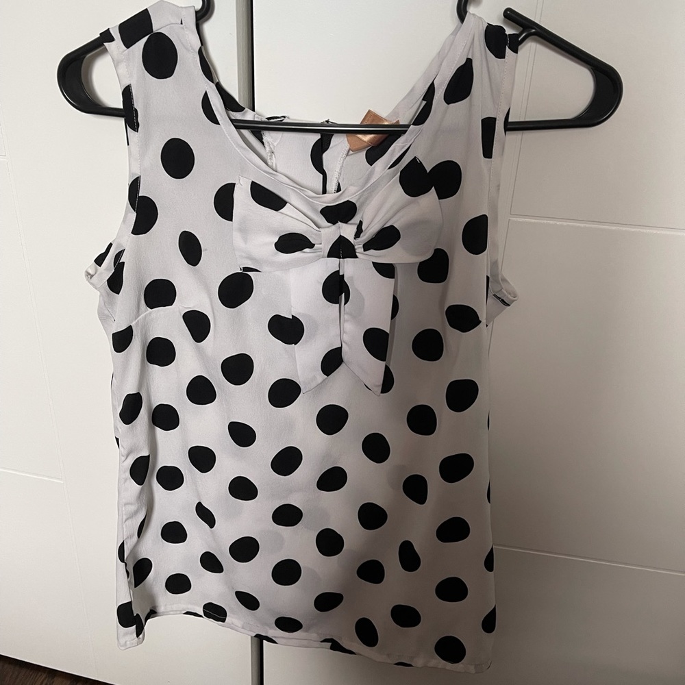 Whispers sleeveless blouse. White blouse with black polka dots. Size small.